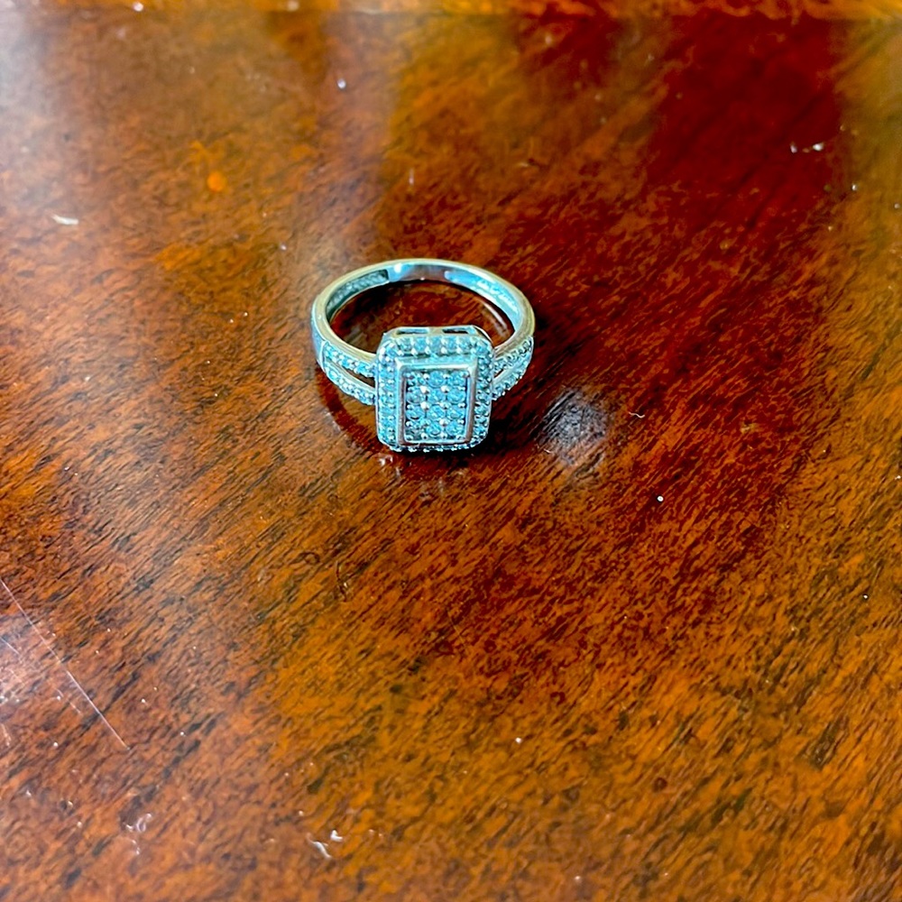 10K White Gold diamond ring